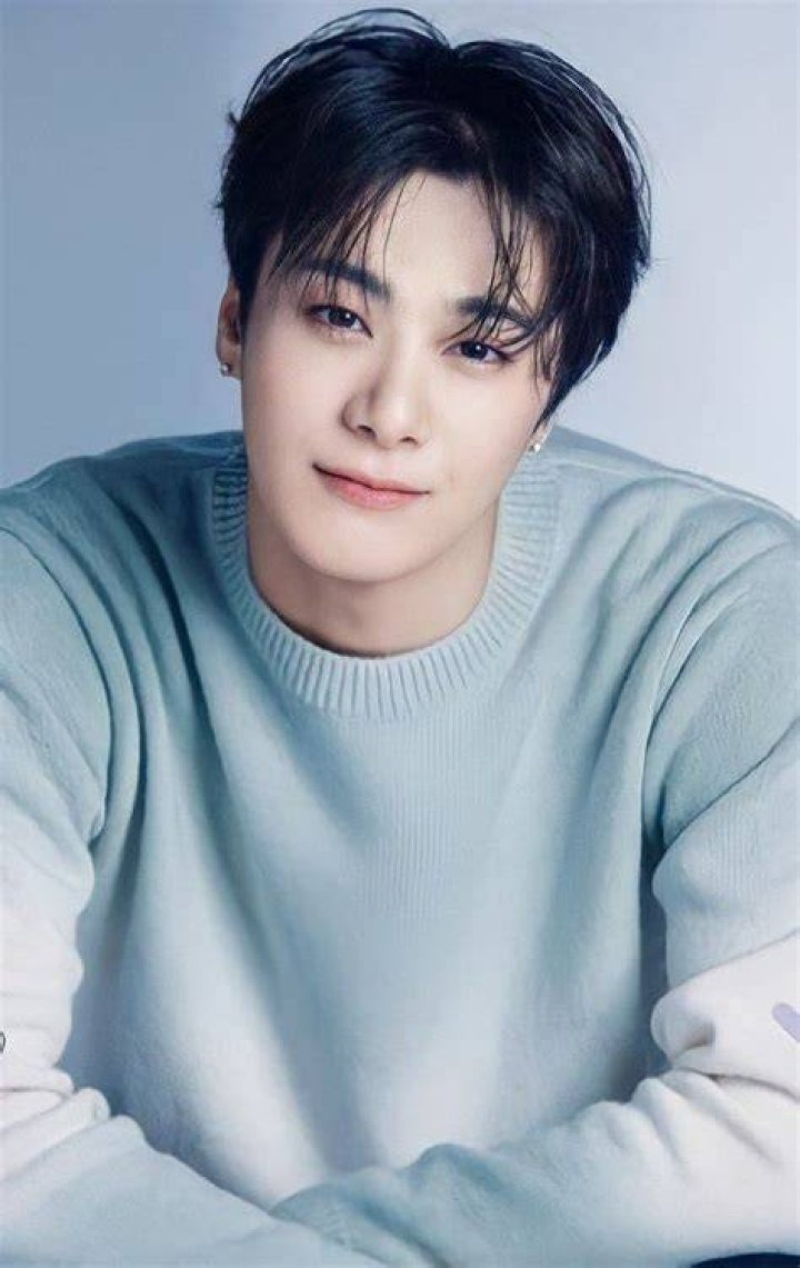 Moonbin's pet Roa